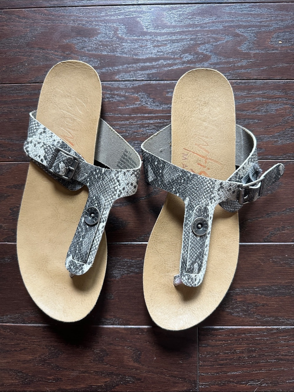 Women’s Faux Snakeskin Thong Sandals - Gray